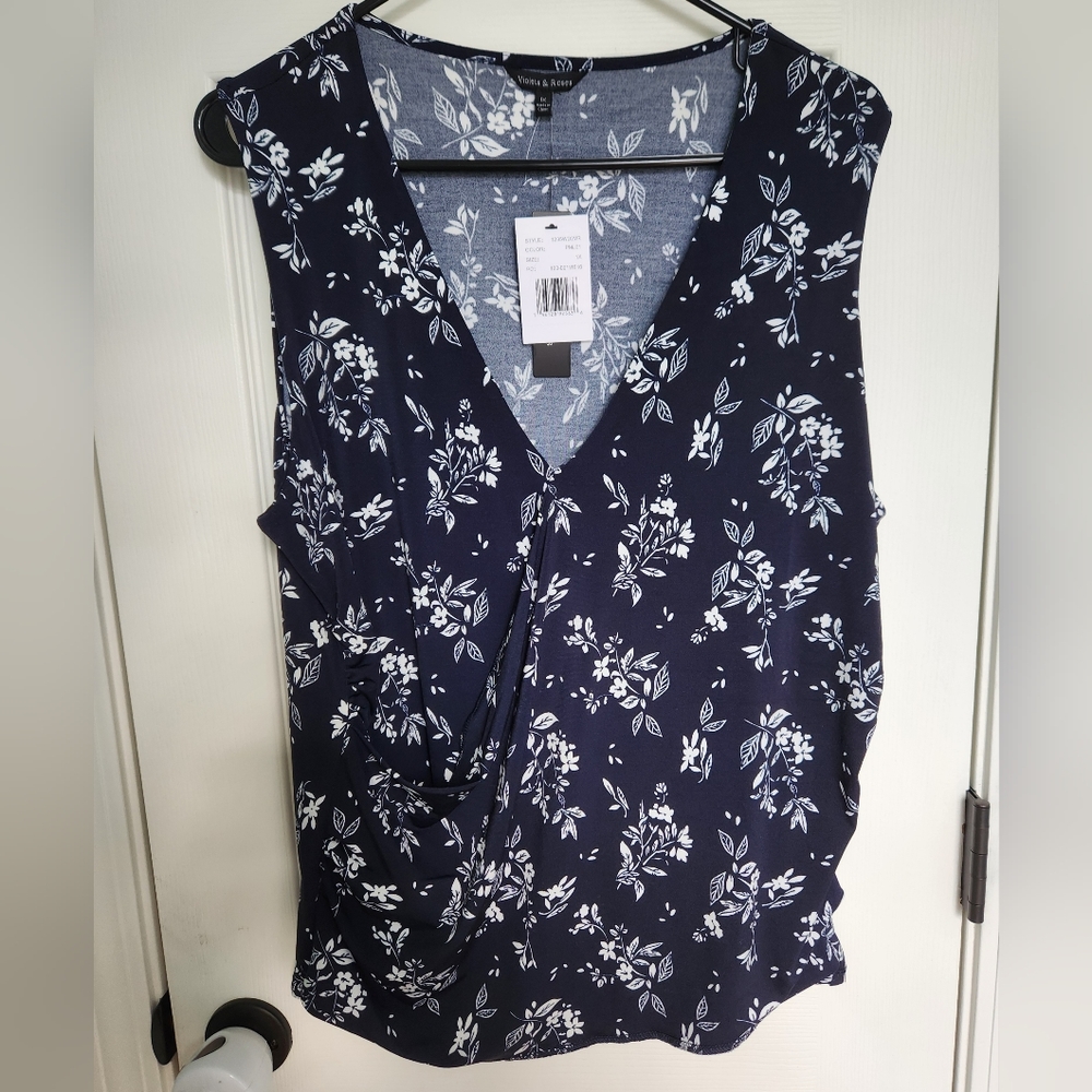 NWT Violets & Roses Stitch Fix Blue & White floral V-Neck Faux Wrap Top, size 1X
